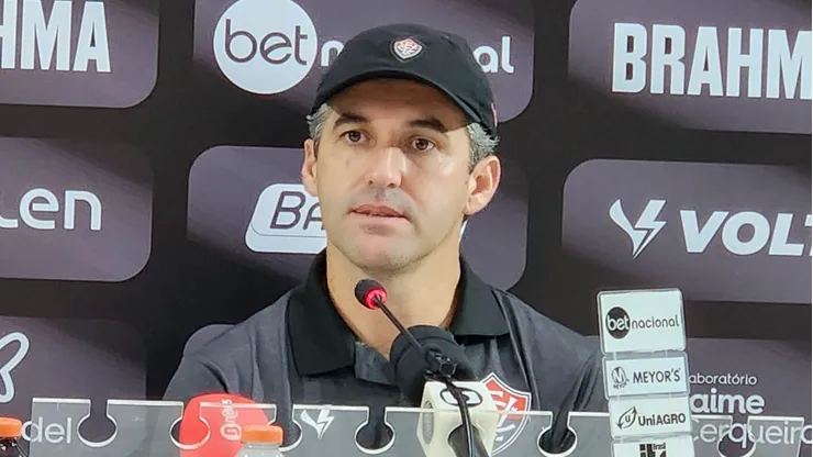 BA - SALVADOR - 18/08/2023 - BRASILEIRO B 2023, VITORIA X BOTAFOGO-SP - Leo Conde, tecnico do Vitoria durante partida contra o Botafogo-SP no estadio Barradao pelo campeonato Brasileiro B 2023. Foto: Walmir Cirne/AGIF