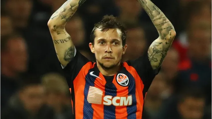 ROTTERDAM, NETHERLANDS - OCTOBER 17: Bernard of Shakhtar Donetsk celebrates scoring his sides first goal during the UEFA Champions League group F match between Feyenoord and Shakhtar Donetsk at Feijenoord Stadion on October 17, 2017 in Rotterdam, Netherlands. (Photo by Dean Mouhtaropoulos/Getty Images)