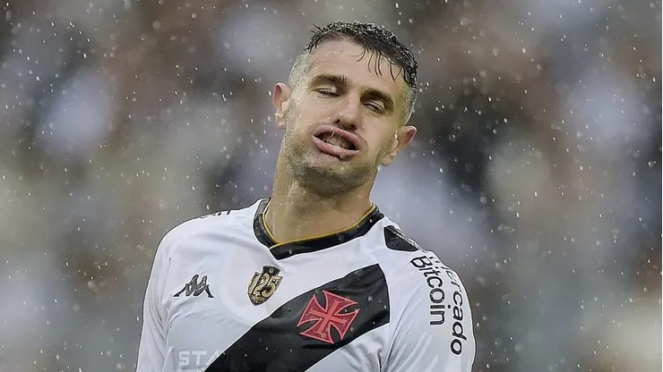 Foto: Alexandre Loureiro/AGIF - Vegetti jogador do Vasco durante partida contra o Atletico-MG no estadio Maracana pelo campeonato Brasileiro A 2023.