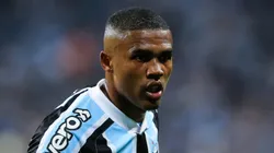 RS - Porto Alegre - 09/12/2021 - BRASILEIRO A 2021, GREMIO X ATLETICO-MG - Douglas Costa jogador do Gremio durante partida contra o Atletico-MG no estadio Arena do Gremio pelo campeonato Brasileiro A 2021. Foto: Pedro H. Tesch/AGIF