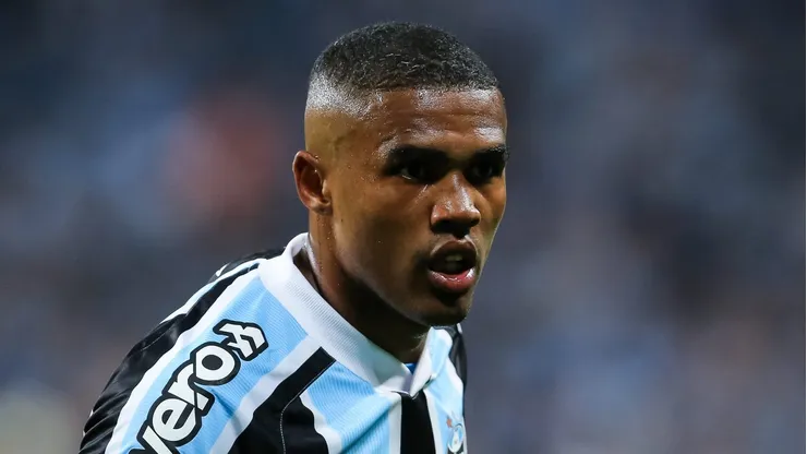 RS - Porto Alegre - 09/12/2021 - BRASILEIRO A 2021, GREMIO X ATLETICO-MG - Douglas Costa jogador do Gremio durante partida contra o Atletico-MG no estadio Arena do Gremio pelo campeonato Brasileiro A 2021. Foto: Pedro H. Tesch/AGIF