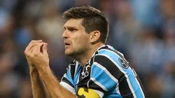 RS - PORTO ALEGRE - 17/05/2023 - COPA DO BRASIL 2023, GREMIO X CRUZEIRO - Kannemann jogador do Gremio reclama com a arbitragem durante partida contra o Cruzeiro no estadio Arena do Gremio pelo campeonato Copa do Brasil 2023. Foto: Pedro H. Tesch/AGIF