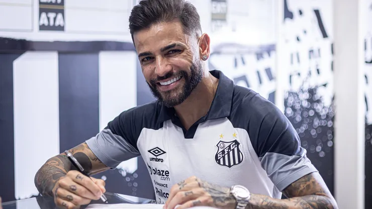 Junior Caiçara chega ao CT Rei Pelé e assina contrato - Foto: Raul Baretta/ Santos FC.