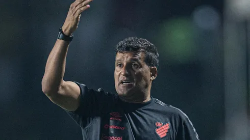 Foto: Isabela Azine/AGIF - Wesley Carvalho: técnico abriu o jogo em entrevista coletiva no Furacão