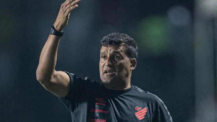 Foto: Isabela Azine/AGIF - Wesley Carvalho: técnico abriu o jogo em entrevista coletiva no Furacão