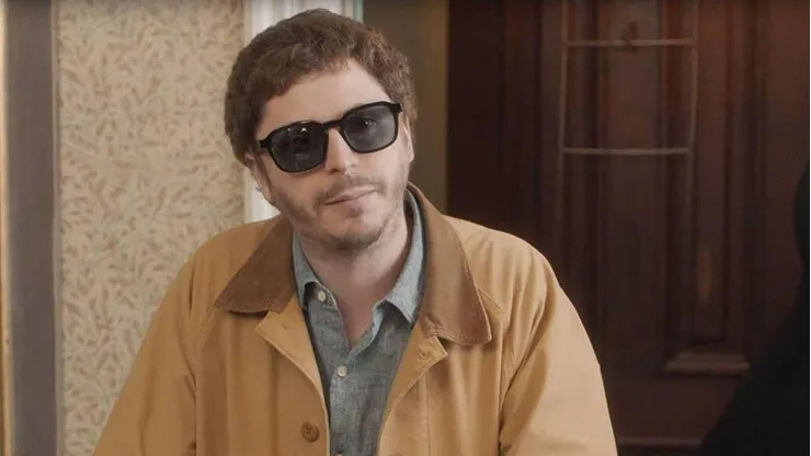 Michael Cera interpreta o jogador de poker Eric em "The Adults" (Foto: Reprodução Instagram @michaelcerasource)