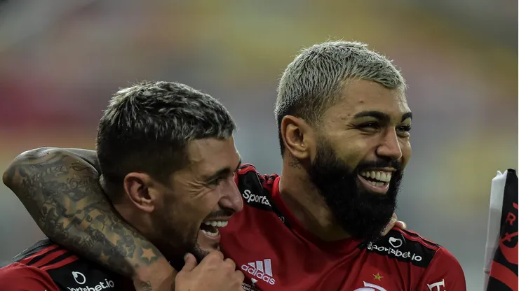 RJ - Rio de Janeiro - 22/05/2021 - CARIOCA 2021, FLAMENGO X FLUMINENSE - Gabigol e De Arrascaeta jogadores do Flamengo durante partida contra o Fluminense no estadio Maracana pelo campeonato Carioca 2021. Foto: Thiago Ribeiro/AGIF