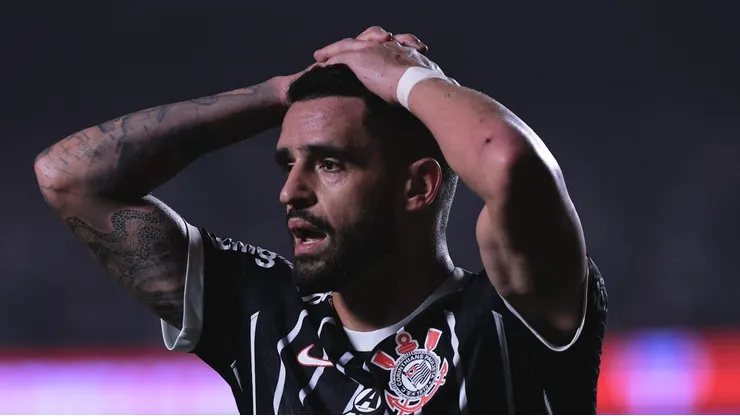 SP - SAO PAULO - 16/08/2023 - COPA DO BRASIL 2023, SAO PAULO X CORINTHIANS - Renato Augusto jogador do Corinthians lamenta chance perdida durante partida contra o Sao Paulo no estadio Morumbi pelo campeonato Copa do Brasil 2023. Foto: Ettore Chiereguini/AGIF