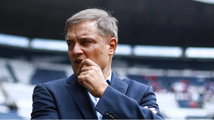 MEXICO CITY, MEXICO - AUGUST 14: Diego Aguirre, coach of Cruz Azul gestures during the 8th round match between Cruz Azul and Toluca as part of the Torneo Apertura 2022 Liga MX at Azteca Stadium on August 14, 2022 in Mexico City, Mexico. (Photo by Manuel Velasquez/Getty Images)