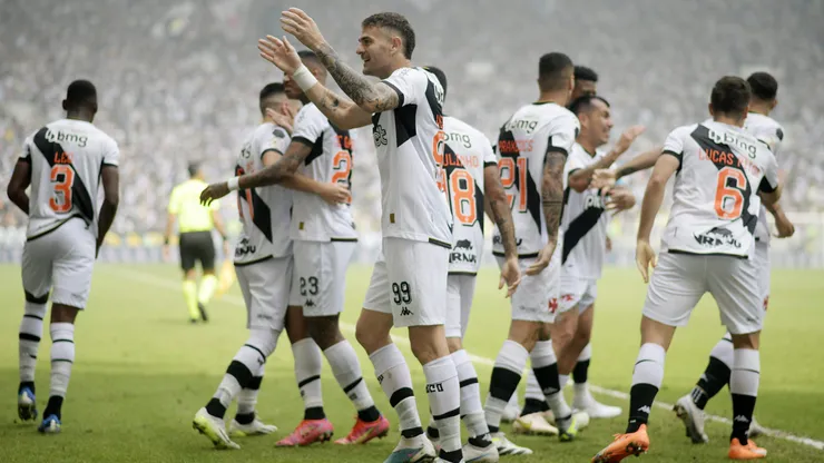 Jogadores do Vasco comemoram gol marcado durante partida contra o Atletico-MG no estádio Maracana pelo campeonato Brasileiro A 2023. Foto: Alexandre Loureiro/AGIF