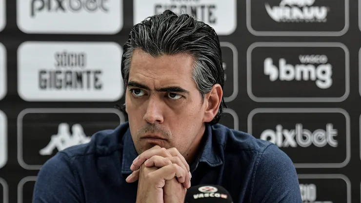 RJ - RIO DE JANEIRO - 17/07/2023 - VASCO, APRESENTACAO RAMON DIAS - O dirigente Paulo Bracks fala aos jornalistas durante apresentacao oficial de Ramon Dias como tecnico do Vasco em coletiva de imprensa realizada no CT Moacyr Barbosa. Foto: Thiago Ribeiro/AGIF