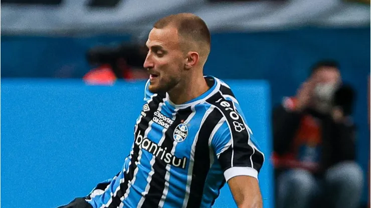 Foto: Maxi Franzoi/AGIF - Rodrigo Ely, jogador do Gremio, fala sobre a falha da zaga em jogo contra o Santos
