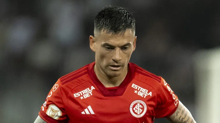 RJ - RIO DE JANEIRO - 12/08/2023 - BRASILEIRO A 2023, BOTAFOGO X INTERNACIONAL - Aranguiz jogador do Internacional durante partida contra o Botafogo no estadio Engenhao pelo campeonato Brasileiro A 2023. Foto: Jorge Rodrigues/AGIF