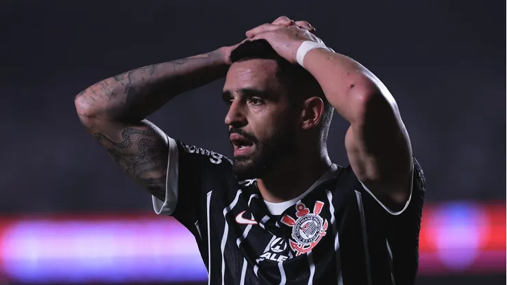 Foto: Ettore Chiereguini/AGIF - Renato Augusto jogador do Corinthians lamenta chance perdida durante partida contra o Sao Paulo no estadio Morumbi pelo campeonato Copa do Brasil 2023.