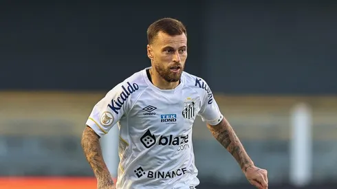 Foto: Fernanda Luz/AGIF - Lucas Lima jogador do Santos durante partida contra o Athletico-PR no estadio Vila Belmiro pelo campeonato Brasileiro A 2023.