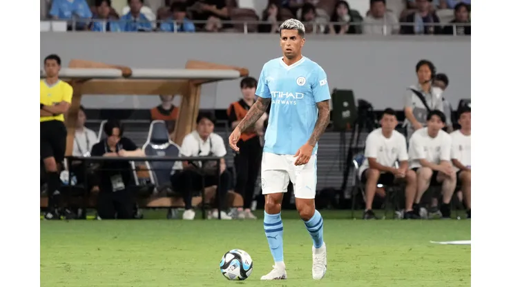 Koji Watanabe/Getty Images. Barcelona e Manchester City fecham acordo por João Cancelo