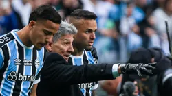 RS - PORTO ALEGRE - 13/08/2023 - BRASILEIRO A 2023, GREMIO X FLUMINENSE - Luan jogador do Gremio recebe oprientacoes de Renato Portaluppi durante partida contra o Fluminense no estadio Arena do Gremio pelo campeonato Brasileiro A 2023. Foto: Maxi Franzoi/AGIF