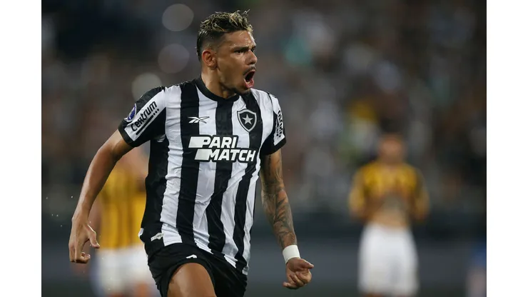 RIO DE JANEIRO, BRAZIL - AUGUST 2: Tiquinho Soares of Botafogo celebrates after scoring by penalty kick the team's second goal during the Copa CONMEBOL Sudamericana 2023 round of sixteen first leg match between Botafogo and Guaraní at Estadio Olimpico Nilton Santos on August 2, 2023 in Rio de Janeiro, Brazil. (Photo by Wagner Meier/Getty Images)