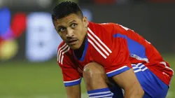 SANTIAGO, CHILE - MARCH 27: Alexis Sanchez (L) of Chile ties his shoes during international friendly match against Paraguay at Estadio Monumental David Arellano on March 27, 2023 in Santiago, Chile. (Photo by Marcelo Hernandez/Getty Images)
