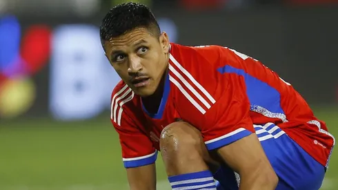 SANTIAGO, CHILE - MARCH 27: Alexis Sanchez (L) of Chile ties his shoes during international friendly match against Paraguay at Estadio Monumental David Arellano on March 27, 2023 in Santiago, Chile. (Photo by Marcelo Hernandez/Getty Images)