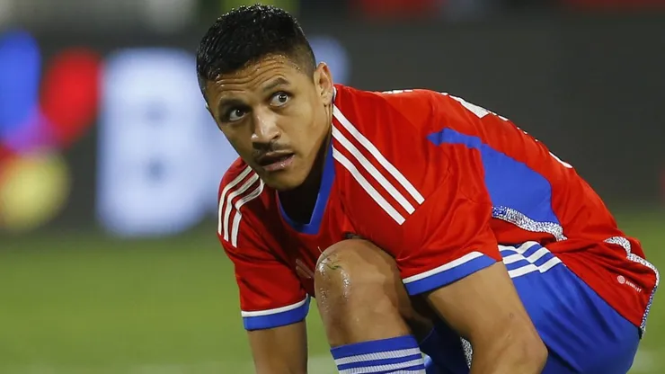 SANTIAGO, CHILE - MARCH 27: Alexis Sanchez (L) of Chile ties his shoes during international friendly match against Paraguay at Estadio Monumental David Arellano on March 27, 2023 in Santiago, Chile. (Photo by Marcelo Hernandez/Getty Images)