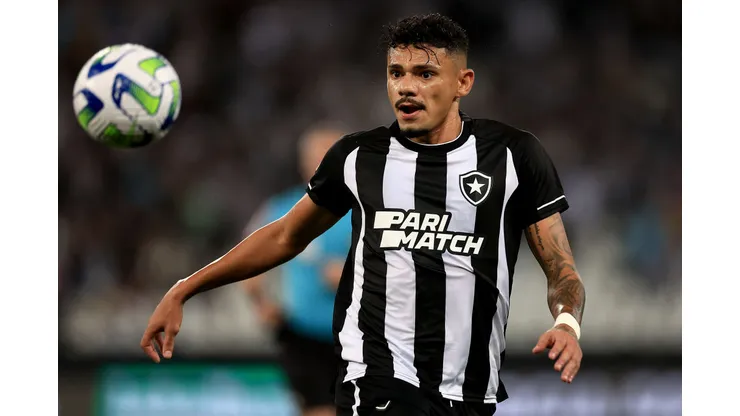RIO DE JANEIRO, BRAZIL - MAY 11: Tiquinho Soares of Botafogo looks the ball during the match between Botafogo and Corinthians as part of Brasileirao 2023 at Estadio Olímpico Nilton Santos on May 11, 2023 in Rio de Janeiro, Brazil. (Photo by Buda Mendes/Getty Images)