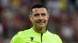 RJ - RIO DE JANEIRO - 16/08/2023 - COPA DO BRASIL 2023, FLAMENGO X GREMIO - O arbitro Braulio da Silva Machado faz consulta ao VAR (recurso de video) durante partida entre Flamengo e Gremio no estadio Maracana pelo campeonato Copa do Brasil 2023. Foto: Thiago Ribeiro/AGIF