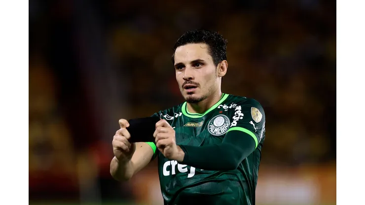 GUAYAQUIL, ECUADOR - MAY 03: Raphael Veiga of Palmeiras celebrates after scoring the team's first goal via penalty during a Copa CONMEBOL Libertadores 2023 Group C match between Barcelona SC and Palmeiras at Estadio Monumental Isidro Romero Carbo on May 03, 2023 in Guayaquil, Ecuador. (Photo by Franklin Jacome/Getty Images)