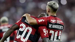Photo by Alexandre Loureiro/Getty Images - Gabigol e Arrascaeta curtem classificação do Flamengo