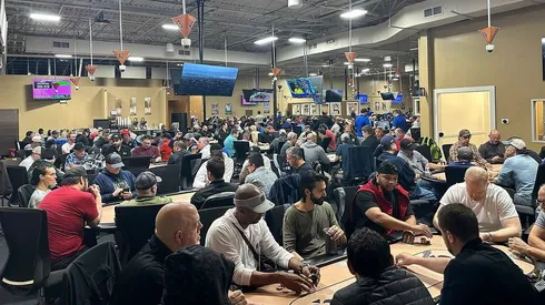 Salão lotado do "The Lodge" no Texas (Foto: Reprodução Instagram @thelodgecardclub)