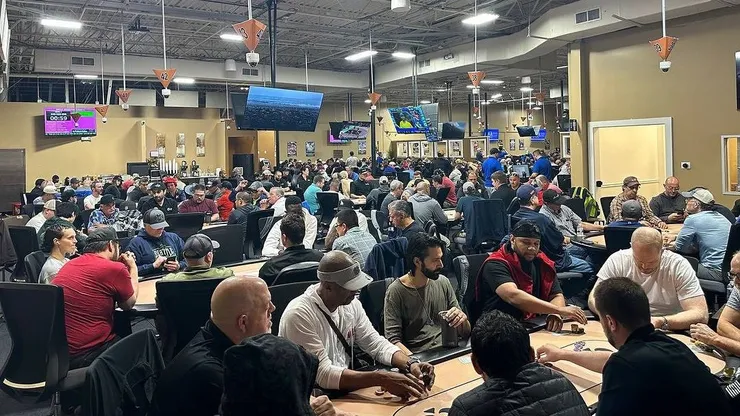 Salão lotado do "The Lodge" no Texas (Foto: Reprodução Instagram @thelodgecardclub)