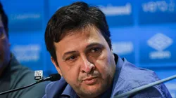 RS - Porto Alegre - 17/03/2023 - GREMIO - COLETIVA DE APOSENTADORIA DE LUCAS LEIVA - O presidente Alberto Guerra agradece Lucas Leiva pela sua trajetoria no Clube. Foto: Maxi Franzoi/AGIF