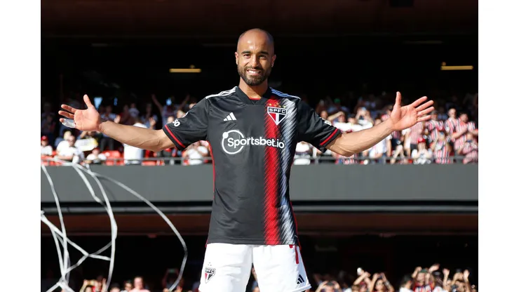 SAO PAULO, BRAZIL - AUGUST 06: Newly signed player Lucas Moura is introduced to the fans before a match between Sao Paulo and Atletico Mineiro as part of Brasileirao Series A 2023 at Morumbi Stadium on August 06, 2023 in Sao Paulo, Brazil. (Photo by Miguel Schincariol/Getty Images)