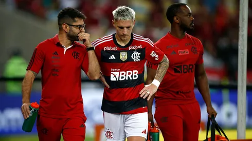 RIO DE JANEIRO, BRAZIL - AUGUST 16: Guillermo Varela of Flamengo leaves the pitch injured during a semifinal second leg match between Flamengo and Gremio as part of Copa do Brasil 2023 at Maracana Stadium on August 16, 2023 in Rio de Janeiro, Brazil. (Photo by Wagner Meier/Getty Images)