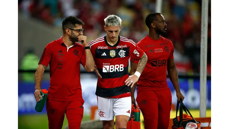 RIO DE JANEIRO, BRAZIL - AUGUST 16: Guillermo Varela of Flamengo leaves the pitch injured during a semifinal second leg match between Flamengo and Gremio as part of Copa do Brasil 2023 at Maracana Stadium on August 16, 2023 in Rio de Janeiro, Brazil. (Photo by Wagner Meier/Getty Images)