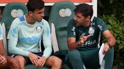 Pedro Lima conversa com Abel em treino no Palmeiras