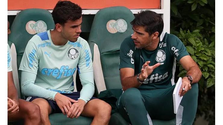 Pedro Lima conversa com Abel em treino no Palmeiras