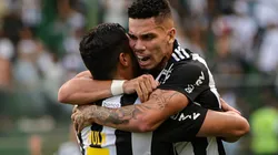 MG - BELO HORIZONTE - 18/03/2023 - MINEIRO 2023, ATLETICO-MG X ATHLETIC CLUB - Hulk jogador do Atletico-MG comemora seu gol com Paulinho jogador da sua equipe durante partida contra o Athletic Club no estadio Independencia pelo campeonato Mineiro 2023. Foto: Gilson Junio/AGIF