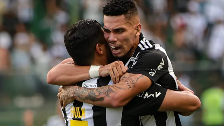 MG - BELO HORIZONTE - 18/03/2023 - MINEIRO 2023, ATLETICO-MG X ATHLETIC CLUB - Hulk jogador do Atletico-MG comemora seu gol com Paulinho jogador da sua equipe durante partida contra o Athletic Club no estadio Independencia pelo campeonato Mineiro 2023. Foto: Gilson Junio/AGIF