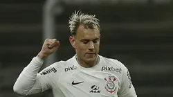 SAO PAULO, BRAZIL - JULY 29: Roger Guedes of Corinthians celebrate after scoring the third goal of his team after kicks a penalty during the match between Corinthians and Vasco as part of Brasileirao Series A 2023 at Neo Quimica Arena on July 29, 2023 in Sao Paulo, Brazil. (Photo by Ricardo Moreira/Getty Images)