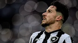 Foto: Thiago Ribeiro/AGIF - Gustavo Sauer jogador do Botafogo durante partida contra o Coritiba no estadio Engenhao pelo campeonato Brasileiro A 2023.