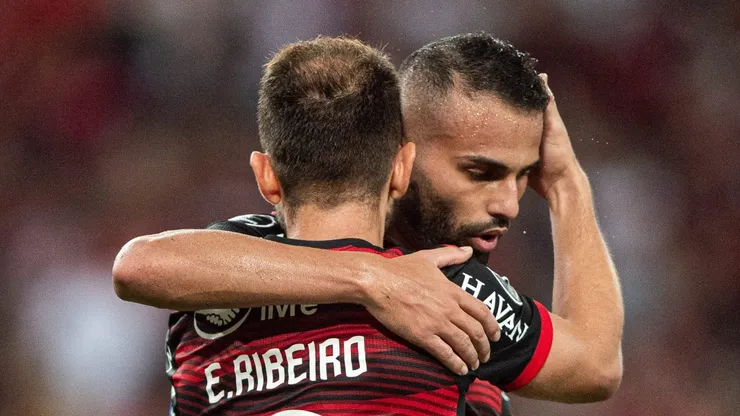 Foto: Thiago Ribeiro/AGIF - Everton Ribeiro e Thiago Maia