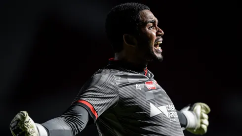 Foto: Thiago Ribeiro/AGIF - Lucas Arcanjo, goleiro do Vitoria, comemora gol durante partida contra o Vasco no estadio Sao Januario pelo campeonato Brasileiro B 2021.