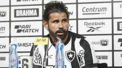 Foto: Vitor Silva/Botafogo - Diego Costa foi apresentando oficial no Fogão nesta 4ª e explicou motivos para ter fechado com o líder do Brasileiro