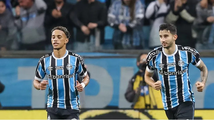 RS - PORTO ALEGRE - 12/07/2023 - COPA DO BRASIL 2023, GREMIO X BAHIA - Villasanti jogador do Gremio comemora seu gol com Bitello jogador da sua equipe durante partida contra o Bahia no estadio Arena do Gremio pelo campeonato Copa do Brasil 2023. Foto: Pedro H. Tesch/AGIF