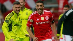 PORTO ALEGRE, BRAZIL - NOVEMBER 06: Taison (C) of Internacional celebrates after scoring his team's first goal during the match between Internacional and Gremio as part of Brasileirao Series A at Beira-Rio Stadium on November 6, 2021 in Porto Alegre, Brazil. (Photo by Silvio Avila/Getty Images)