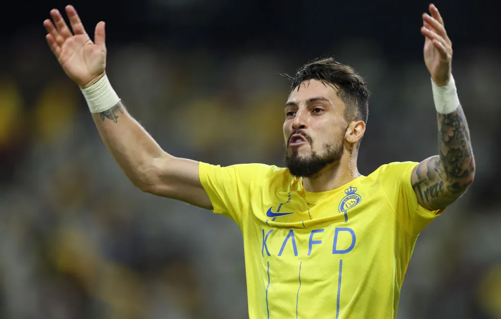 Alex Telles joga no Al Nassr, de Cristiano Ronaldo – Foto: Yasser Bakhsh/Getty Images