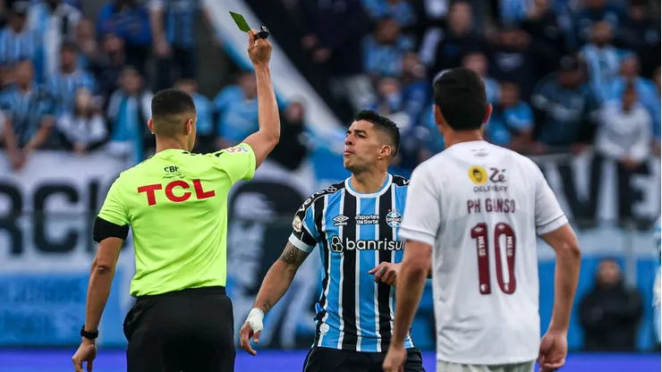 Foto: Maxi Franzoi/AGIF - Árbitro de Grêmio x Fluminense viu lances analisados pela CBF.