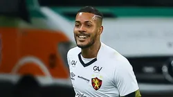 Foto: Pedro H. Tesch/AGIF - Maxwell, ponta esquerda, assina com o Timbu