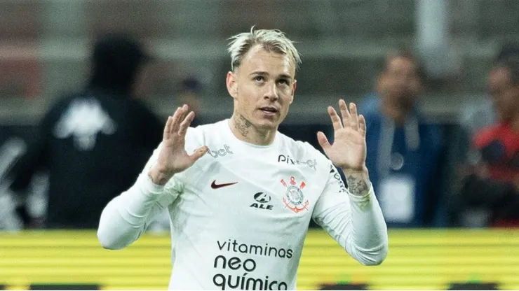 Foto: Diogo Reis/AGIF - Roger Guedes jogador do Corinthians comemora seu gol durante partida contra o Vasco no estadio Arena Corinthians pelo campeonato Brasileiro A 2023.
